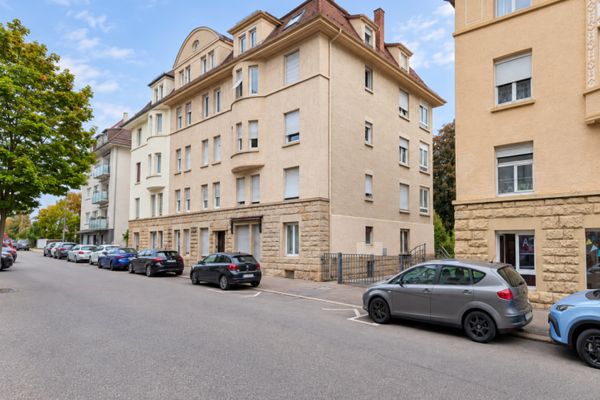Fascino d’epoca del 1912: spazioso appartamento di 3 locali con ca. 85 m² e veranda sul verde