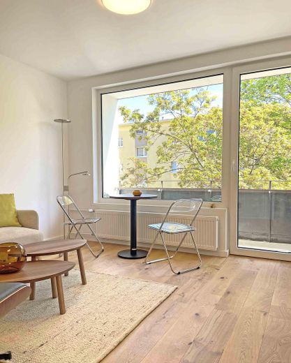 Zamieszkaj przy Ludwigkirchplatz: pierwszy najem z balkonem, bez prowizji – Wohnzimmer mit Balkon