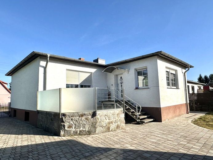 HORN IMMOBILIEN ++ Einfamilienhaus mit Nebengebäude und schönem Grundstück, ruhige Lage – Hausansicht Hofseite