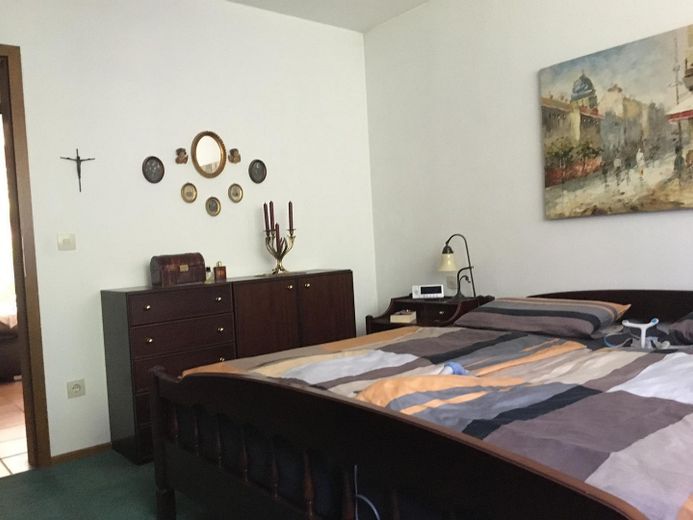 Ekskluzywny dom szeregowy skrajny w stylu bungalow z antresolą, basenem i wymarzonym ogrodem – Schlafzimmer