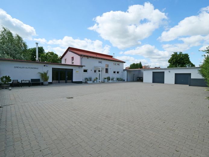 Hofbereich: Garagen u Carport