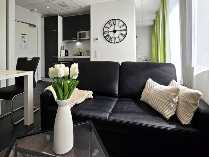 Exklusives Penthouse-Studio, hochwertig möbliert & wohnlich eingerichtet, zentral in Niederrad – Foto 1