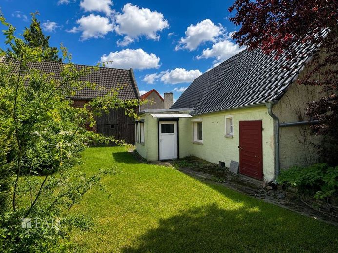 Historisches Hofensemble mit Wohnhaus, Scheune, Garten und Entwicklungspotenzial – Rückwärtiger Hof- und Gartenbereich mit Blick auf Wohnhaus und Scheune