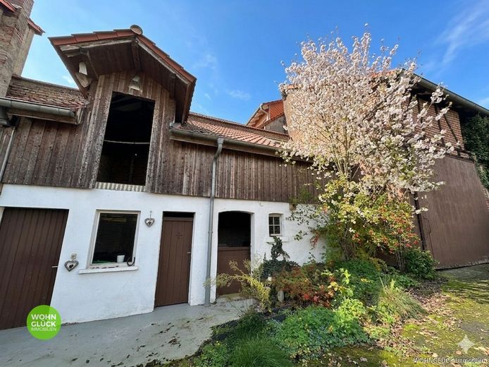 Familienhaus mit Scheune - Ausbaupotential! – Hof