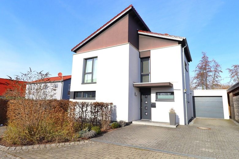 Mal etwas Anderes + + in Randlage von Cremlingen + + Keller + + Doppelgarage – Ansicht mit Garage