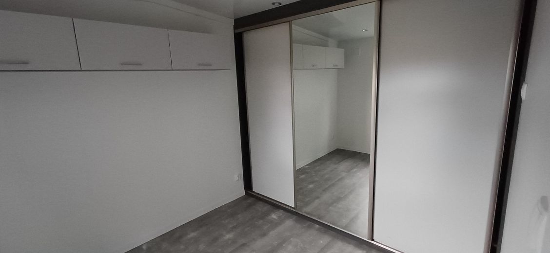 Schlafzimmer Hängeschrank