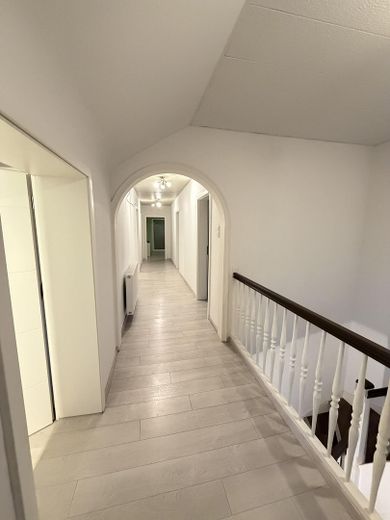 1–2 Familienhaus mit ca.300 m² Wfl.auf großzügigem 1.050-m²-Grundstück–ideal für Wohnen und Arbeiten – Flur OG