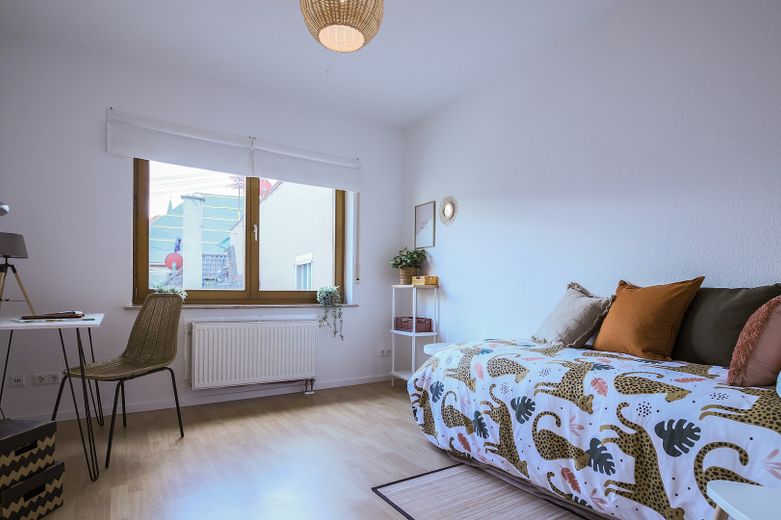 Casa unifamiliare ristrutturata con 2 garage enormi e innumerevoli possibilità di sviluppo – Foto 10