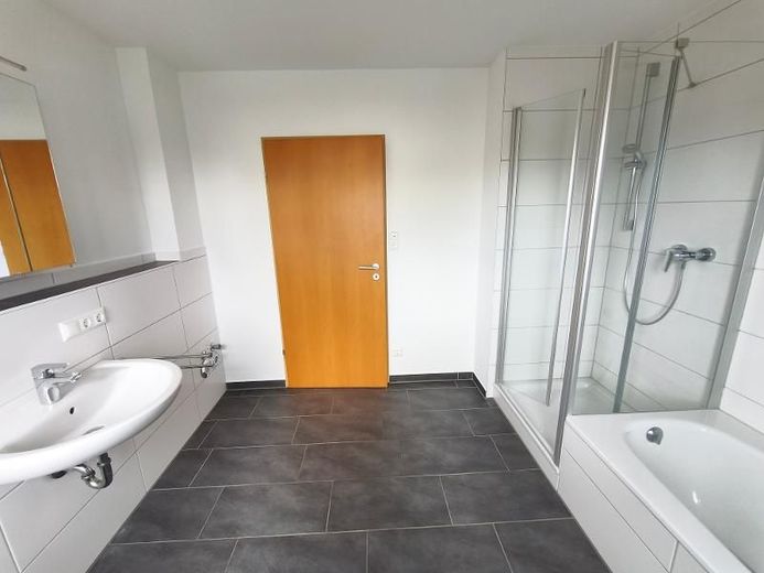 2 Zi. EG Wohnung mit Balkon – Bad mit Badewanne und Dusche Bild 3