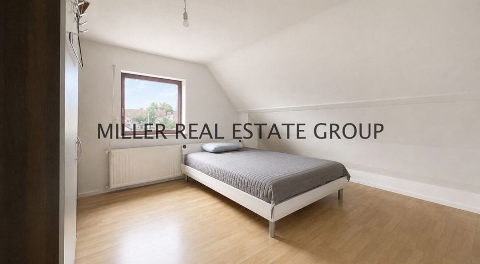 Zwei Häuser auf einem Grundstück in Ingolstadt - mit Garten &amp; Entwicklungspotenzial! – Schlafzimmer Haus I