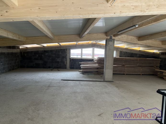 Große Garage mit Lagerung in Neunkirchen-Seelscheid zu vermieten – obere Etage