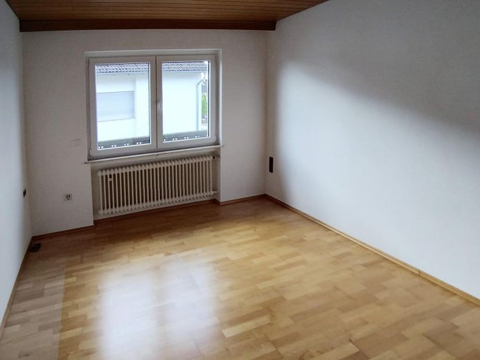 Helle, renovierte 4-Zimmer-Wohnung (1.OG) mit Küche und Süd-Balkon in ruhiger Lage in Kleinostheim – Schlafzimmer / Home Office 3
