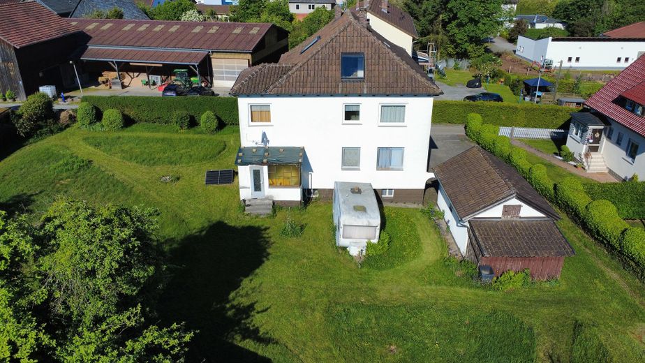 Zweifamilienhaus mit zwei Garagen auf 899qm Grundstück – Foto 5