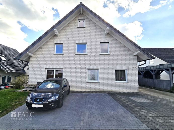 Ein großes Haus im Blumen Viertel in Nümbrecht – Außenansicht