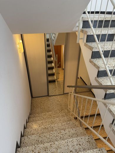 Lichtdurchflutetes Zweifamilienwohnhaus, komplett saniert 2021 in ruhiger Lage von Herrenberg – Treppe zum UG