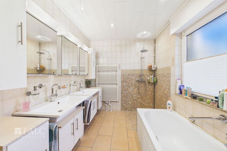 Umfassend modernisiertes und in weiten Teilen saniertes und zentrales Wohnhaus mit Einliegerwohnung – Wohnung-EG
