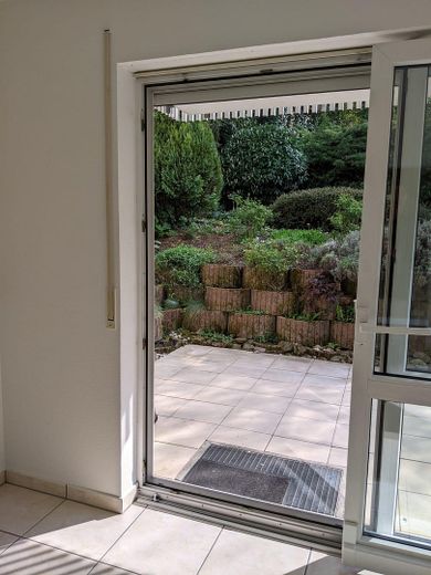 Квартира на садовому поверсі в озелененому тихому південно-західному районі Баденвайлера – Blick aus dem Wohnzimmer