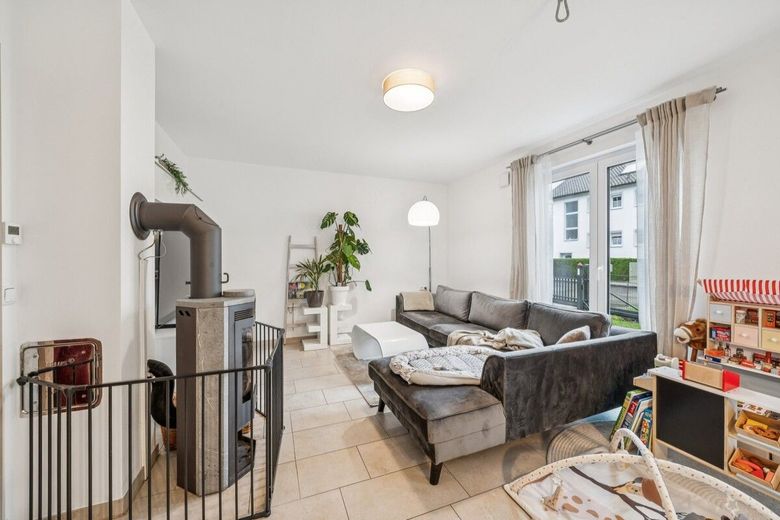 Energieeffizientes Familienhaus in Langenpreising mit großem Grundstück, Doppelgarage und PV-Anlage – Wohnbereich
