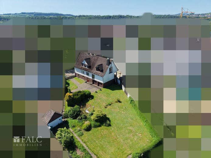+++Großes Einfamilienhaus mit einem großzügigem Grundstück und 2 Garagen+++ – Drohnenbild Haus und Garten