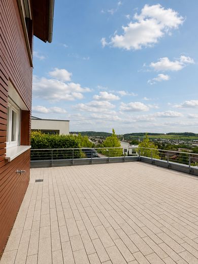Casa unifamiliare indipendente in una posizione speciale ai margini dei campi, con ampie superfici terrazzate – Terrasse