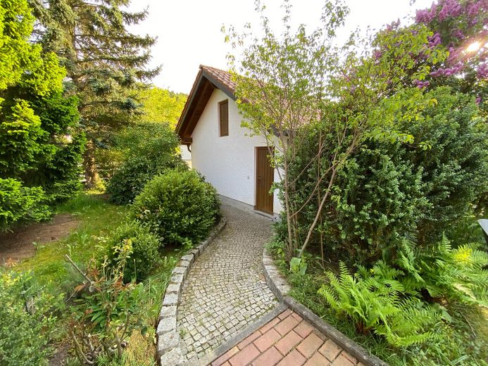 Top 3-Zimmer-Wohnung mit 102qm, ruhig, EBK, Garage, 92280 Kastl, Garten, auf Wunsch möbliert – Weg zu Garage