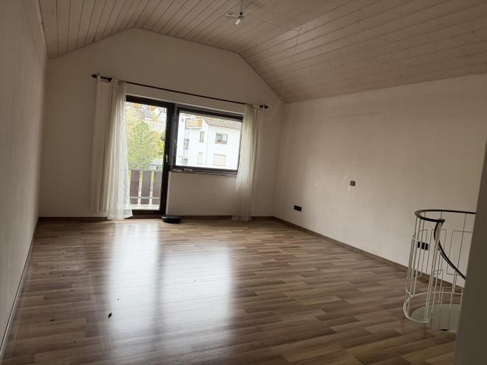 von Privat: Doppelhaushälfte mit Wintergarten, Kamin, Photovoltaik,… – 1 OG Schlafzimmer