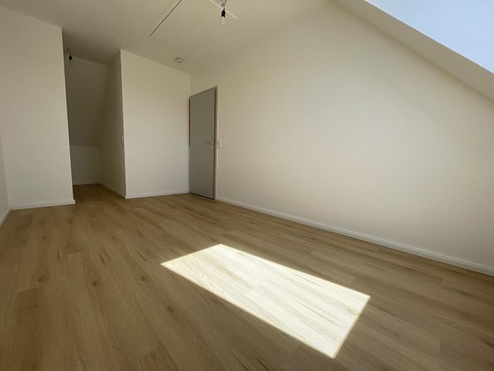 Güneybatı balkonlu, aydınlık ve yeni tadilat görmüş dubleks daire; sakin konumda – Schlafzimmer 1