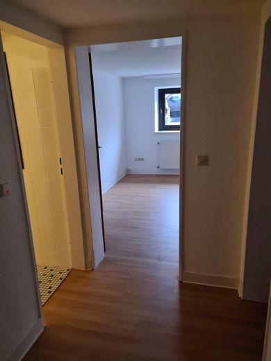 2-Zimmerwohnung im Souterrain sofort bezugsfertig – Flur