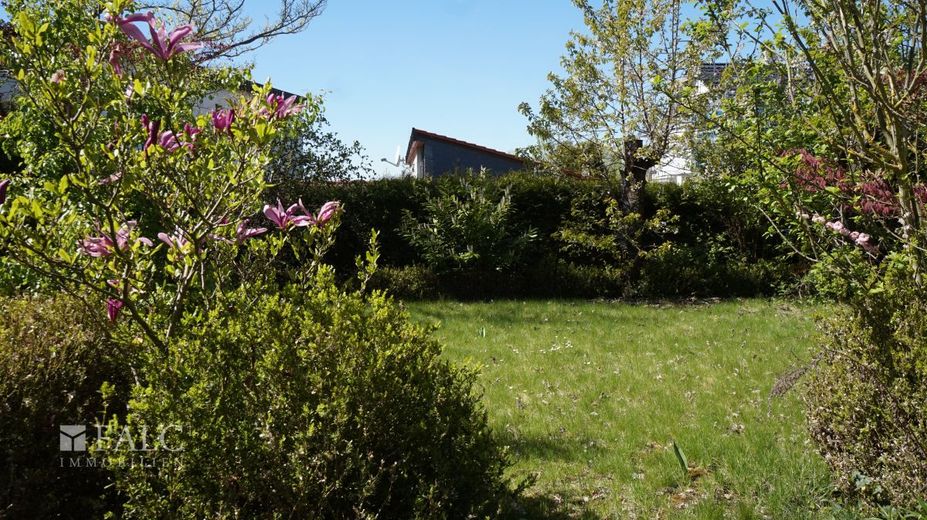 Ein Haus - 4 Wohnungen - ca. 555 m² Wfl. auf ca. 900 m² Grundstück von FALC-Immobilien Göttingen – Vorgarten