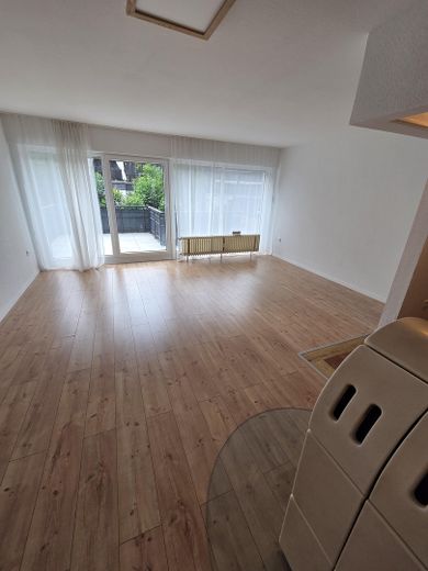 Атмосфера будинку замість квартири 108,5 м² комфорту для життя з каміном 2 балконами та сучасною кухнею в Solingen-Wald – Wohnzimmer 1. Ebene