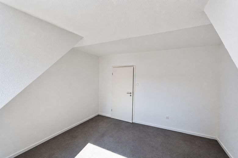 Helle 4-Zimmer Wohnung mit Einbauküche in zentraler Lage – Schlafzimmer