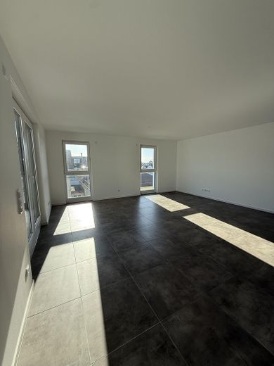Großzügiges Penthouse mit XXL Dachterrasse & Einbauküche – Wohnzimmer / Küche