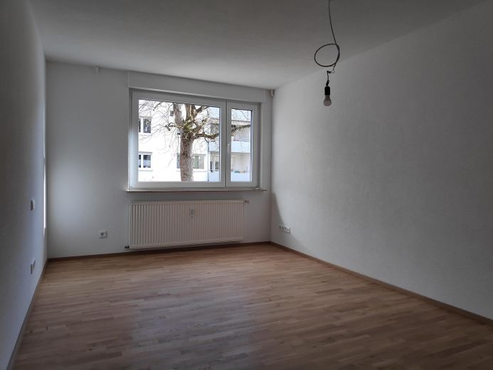 Appartamento al piano rialzato a Neuhausen, 3 1/2 locali, completamente ristrutturato, cucina componibile, Internet 1 Gb/s, 800 m fino alla S-Bahn – Foto 19