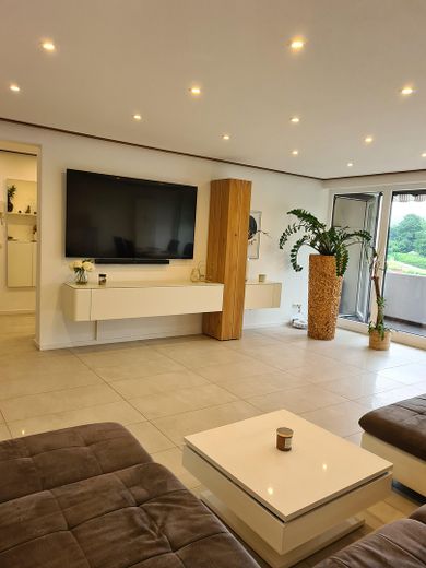 Modern renovated 3.5-room apartment with balcony, garage & fitted kitchen | Owner-occupiers or approx. 6% yield – Wohnzimmer