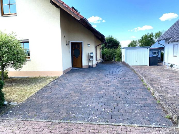 Freistehendes Einfamilienhaus mit Einliegerwohnung und Garage in ruhiger Lage (Sackgasse) von Brakel – Einfahrt Wohnhaus