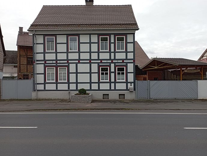 top saniertes Bauernhaus mit Resthof – Straßenansicht