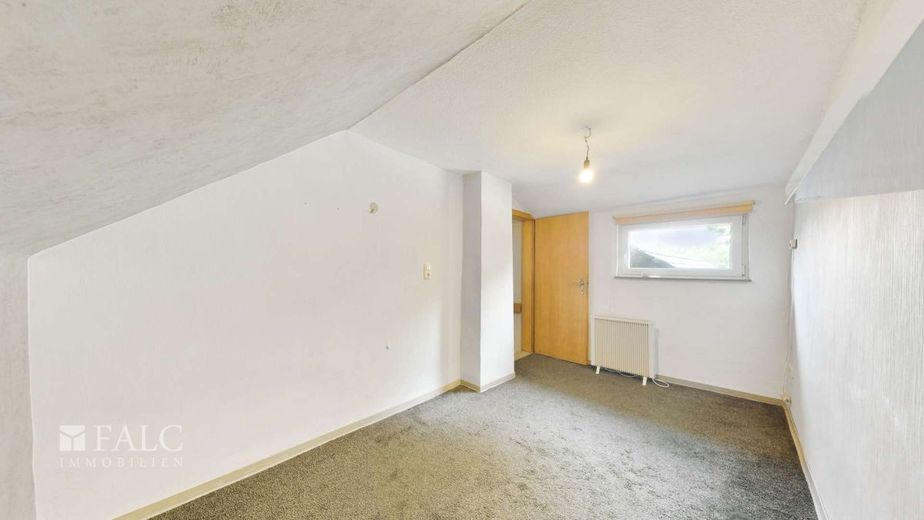 Freistehendes Familienhaus mit Wintergarten, drei Garagen und viel Platz – Schlafzimmer