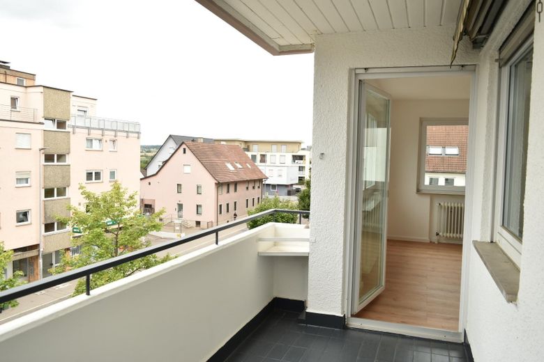Komisyonsuz: Yeni mutfaklı, 2 balkonlu ve şehir merkezine yakın, tamamen yenilenmiş 3 odalı daire – Balkon