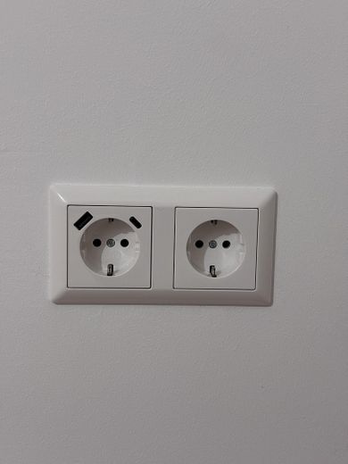 Erstbezug nach Renovierung: Moderne 2ZKB mit großer Dachloggia, EBK und Stellplatz – USB Steckdose in Küche, SZ, WZ