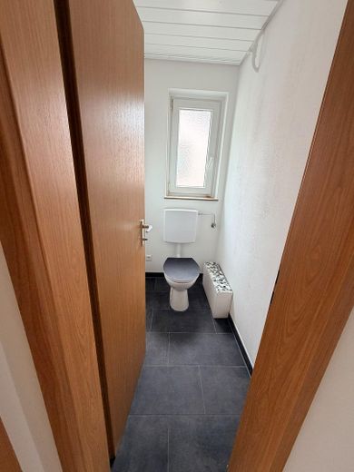 Moderno appartamento di 3 locali con balcone, cucina componibile e posto auto a Weinsberg – Photo 9