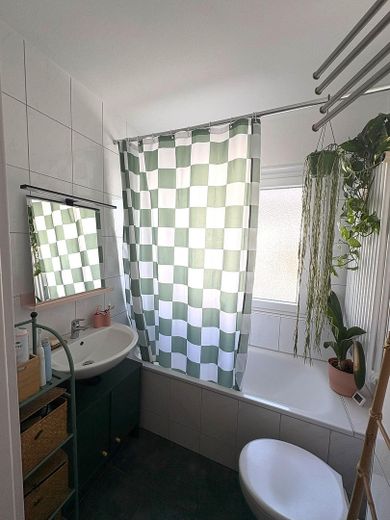 Do wynajęcia piękne mieszkanie 2,5-pokojowe z kuchnią i łazienką, w tym z zabudowaną kuchnią, w pożądanej lokalizacji – Bad