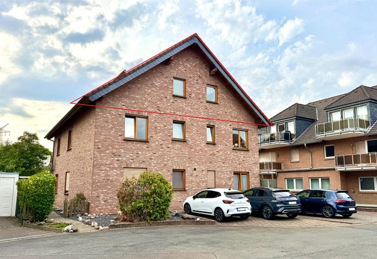 Bezugsbereit: 4-Zimmer Eigentumswohnung mit Balkon in ruhiger Lage in Keldenich – Vorderansicht des Hauses