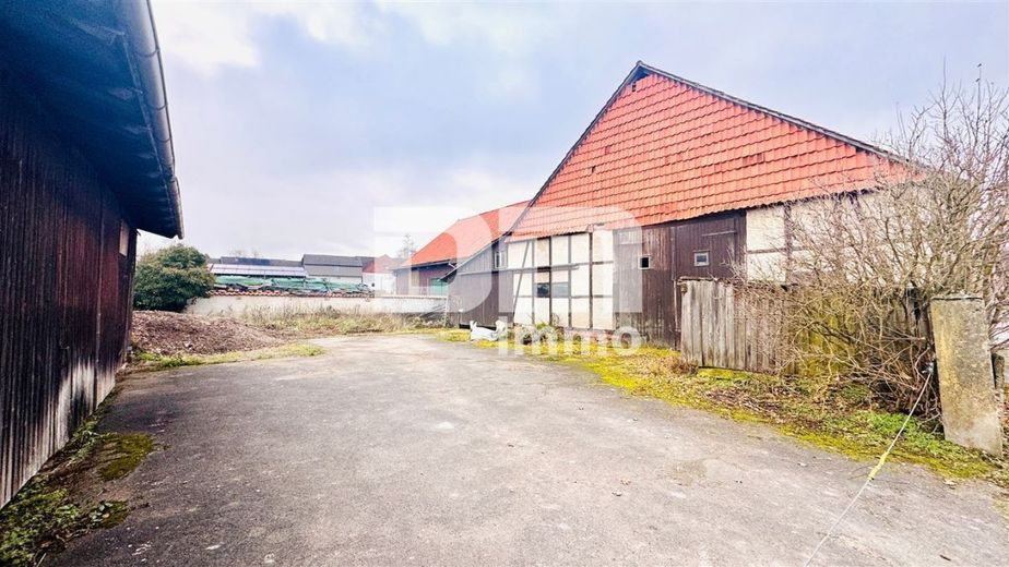 Wohn / Gewerbe Ensemble mit Wohnhaus, Stallgebäude, großer Scheune sowie Nebengebäude – Hintere Zufahrt Innenhof 2 Wendebereich