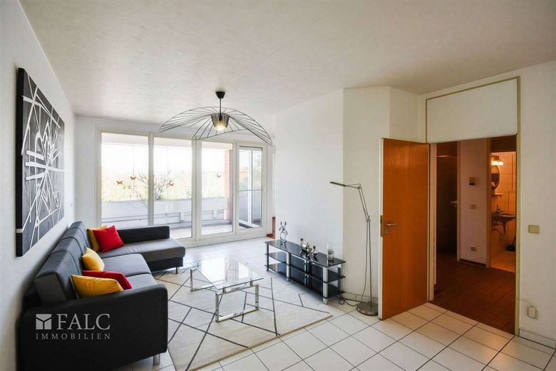 Stilvolle Maisonette mit Balkon, TG-Stellplatz &amp; Aufzug – Wohnzimmer - (KI generiert)