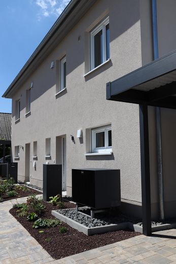 Neubau-DHH in Magdeburg-Diesdorf / familienfreundlicher Garten / Photovoltaik / 2 Stellplätze – Hauseingang