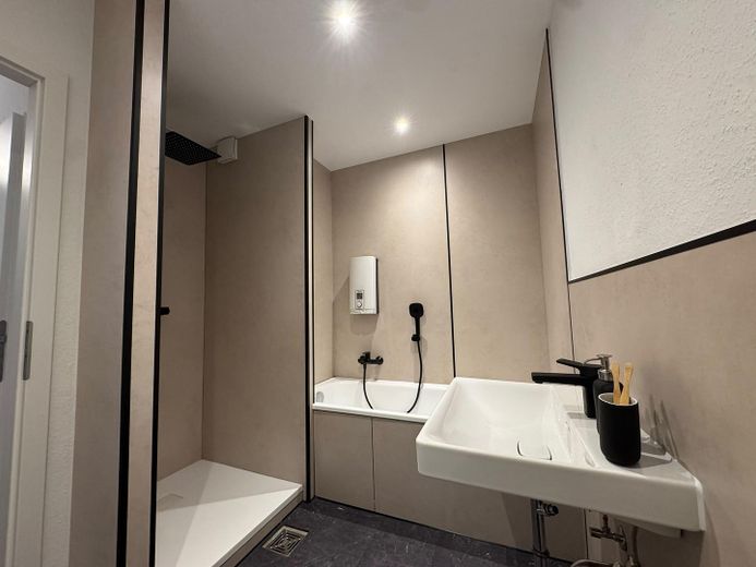 Sofort Einziehen! Frisch renovierte 3,5 Zimmer Wohnung mit Balkon und Garage – Badezimmer - Originalbild