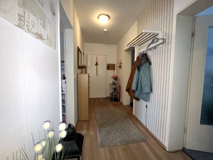 Charmante Erdgeschosswohnung mit 72 m² 
(3 Zimmer) im zentralen Zeven. – Flur (2)