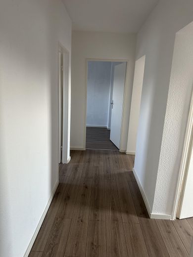 Acogedor piso de 3 habitaciones en planta ático – kleiner Flur