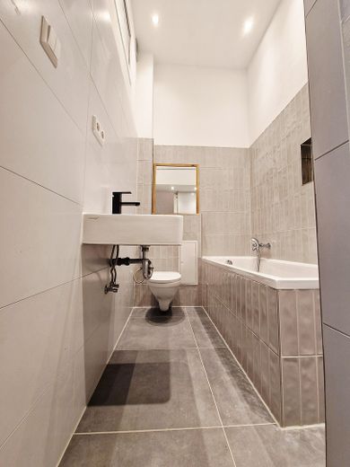 KREUZKÖLLNER KIEZ! Eleganti - 2 appartamenti d’epoca collegati | completamente ristrutturati | 3 ingressi | senza provvigione – Vollbad mit Badewanne 1 - SF