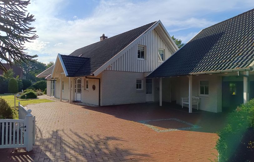 Traumhaus mit Sauna & großzügigem Gartengrundstück in Aurich-Wiesens – Provisionsfrei – Außenansicht Hof-/Toreinfahrt